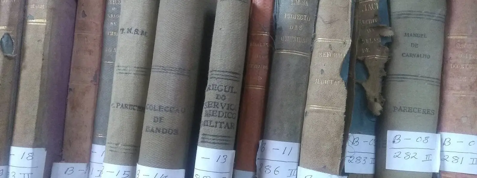 Old-books-on-the-open-access-shelves. Ataide Municipal Library, Mapusa, Goa, India.jpg
